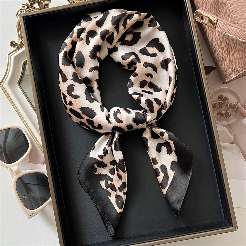 70 سنتيمتر مربع فاخر ليوبارد ط - مراجعة Silk Neck Scarf وسعره