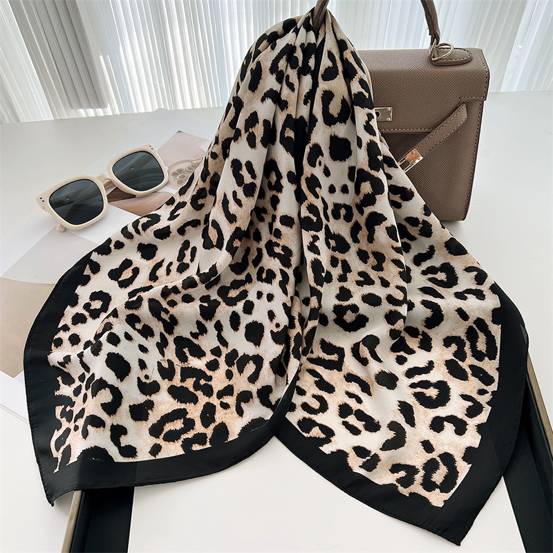 70 سنتيمتر مربع فاخر ليوبارد ط - مراجعة Silk Neck Scarf وسعره