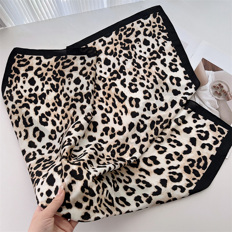 70 سنتيمتر مربع فاخر ليوبارد ط - مراجعة Silk Neck Scarf وسعره