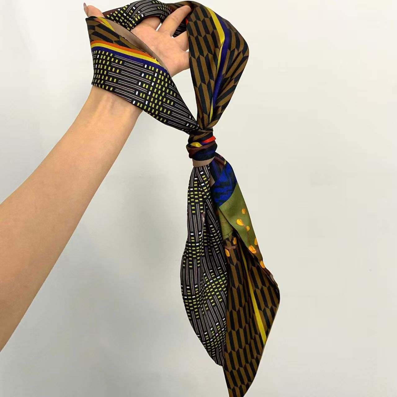 وشاح حرير فاخر مطبوع طويل بشري - مراجعة Silk Neck Scarf وسعره