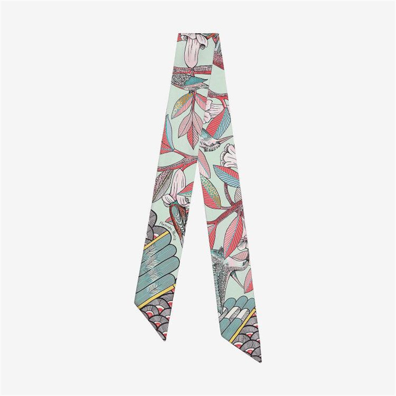 وشاح من الحرير المطبوع على شكل - مراجعة Silk Neck Scarf وسعره